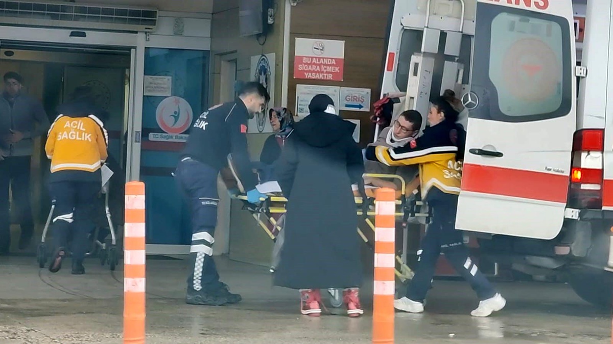 İnegöl\'de kırmızı ışıkta bekleyen araca tır çarptı: 3 yaralı