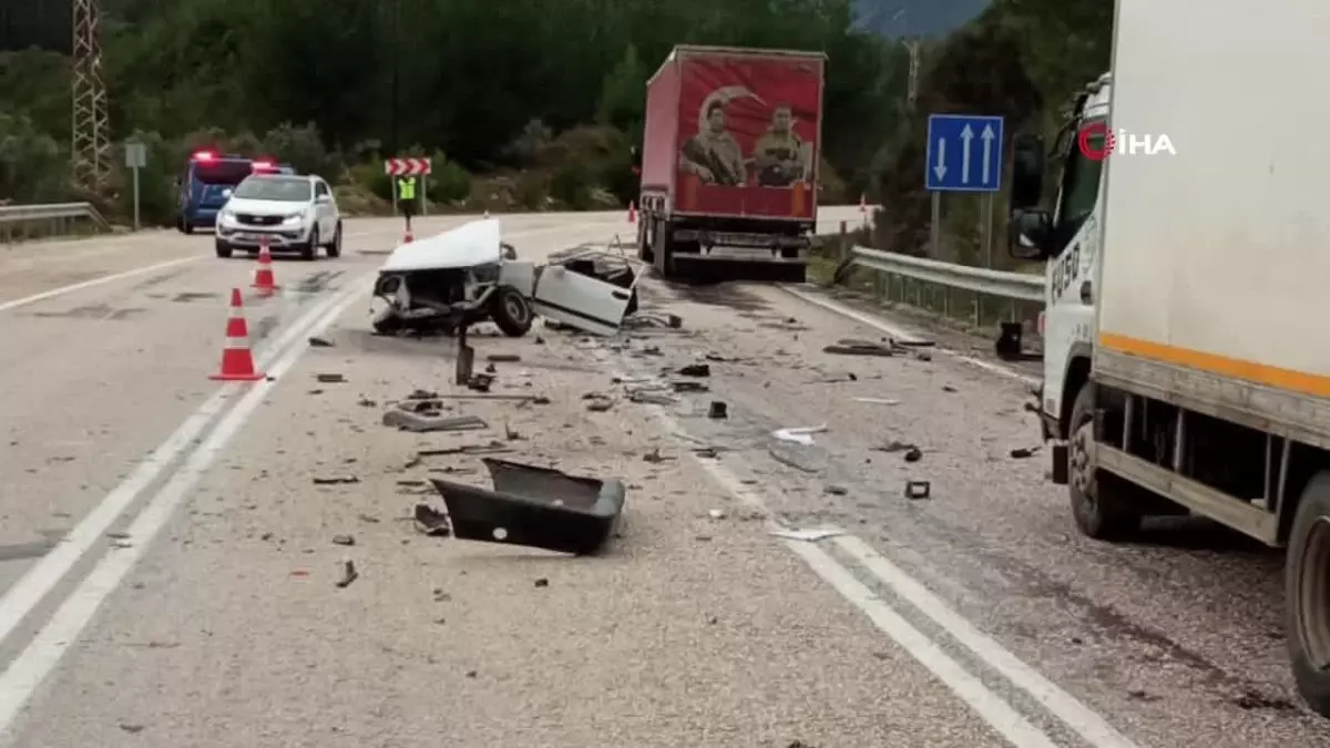 Tırla çarpışan Tofaş marka otomobil ortadan ikiye ayrıldı: 1\'i ağır 2 yaralı