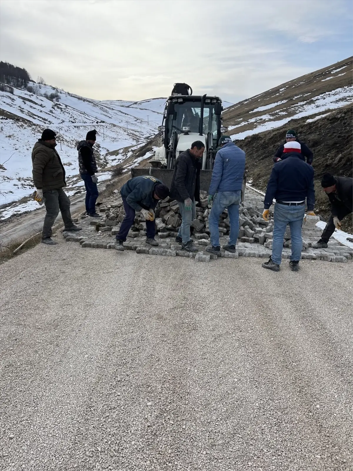 Tokat Başçiftlik\'te Yayla Yollarında Kilit Parke Çalışması Yapılıyor