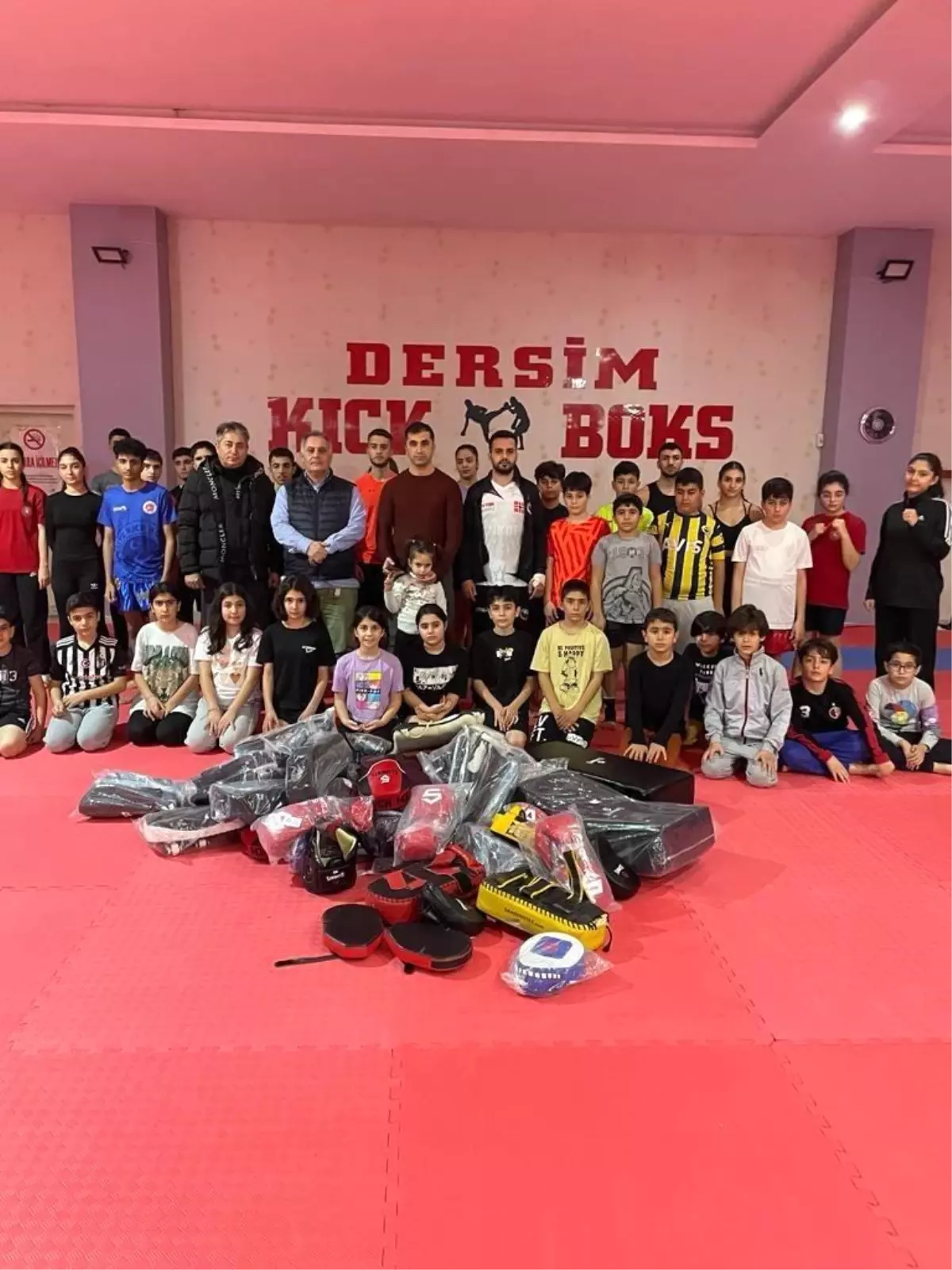 Dersim Kick Boks Spor Kulübüne Yurt Dışından Malzeme Desteği