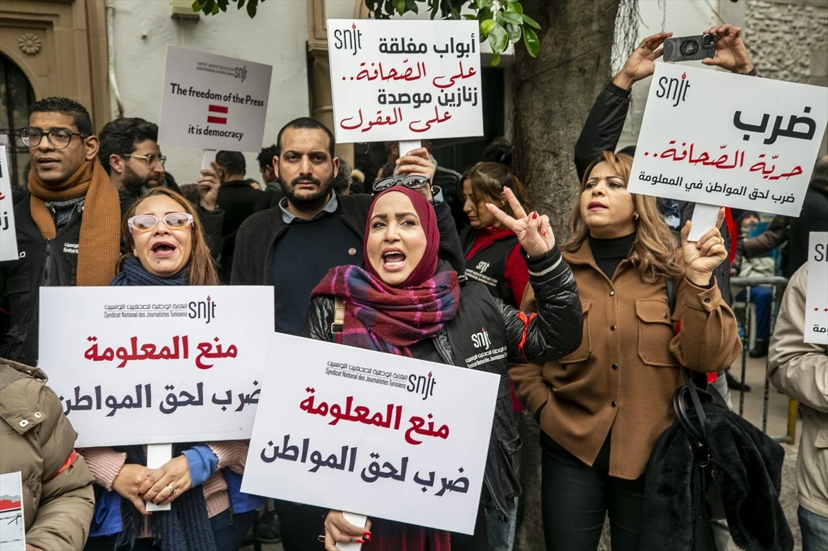 Tunuslu Gazeteciler Gösteri Düzenledi, Meslektaşlarının Serbest Bırakılmasını İstedi