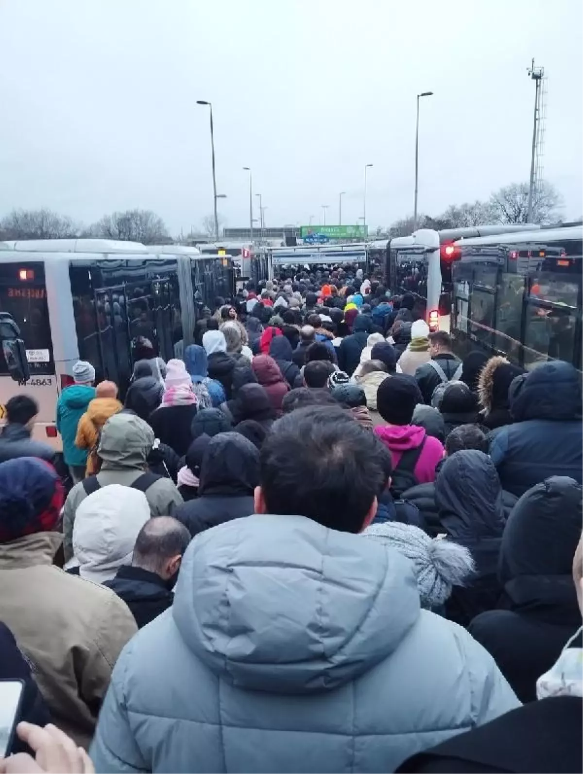 Altunizade Metrobüs Durağında Arıza Nedeniyle Yoğunluk Yaşandı