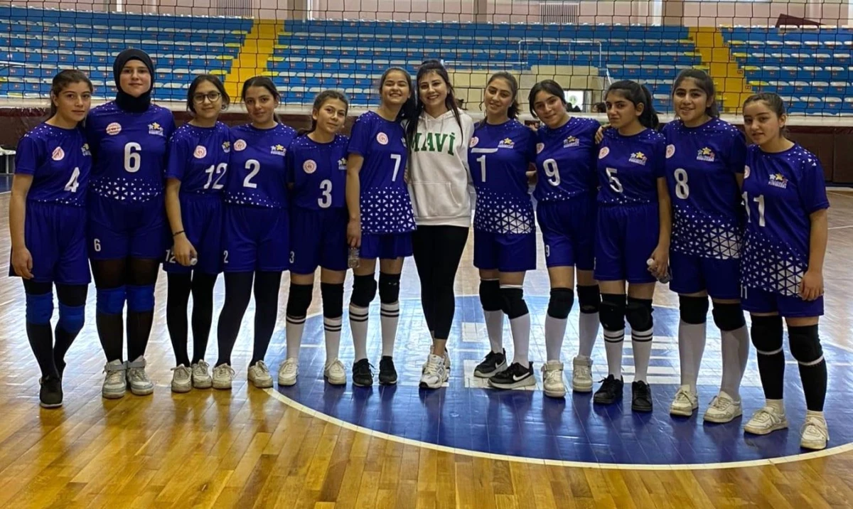 Erzurum\'da Okul Sporları Voleybol Turnuvasında Aşkale Rüzgarı Esti