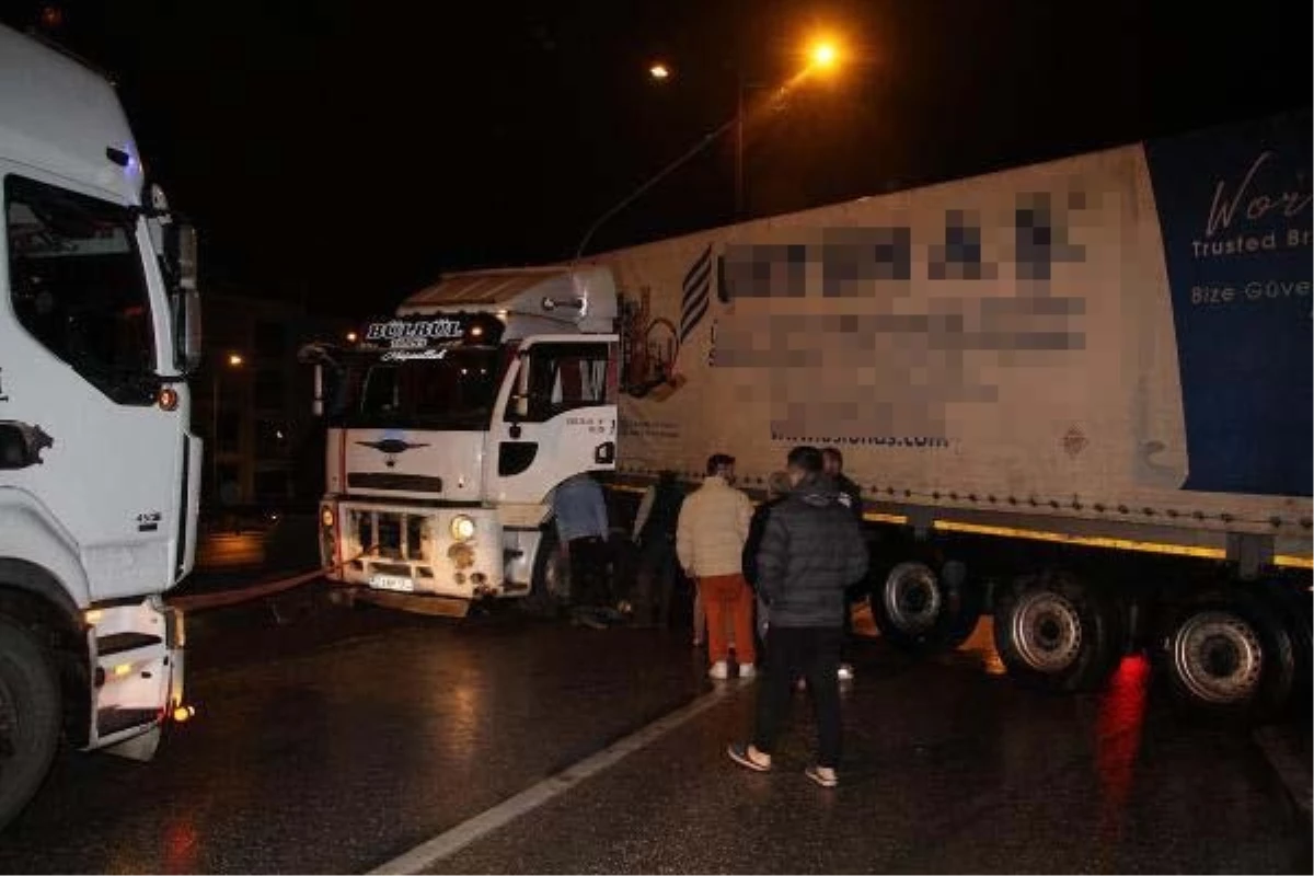 Kula\'da kaygan yolda kontrolden çıkan TIR trafiği kapattı