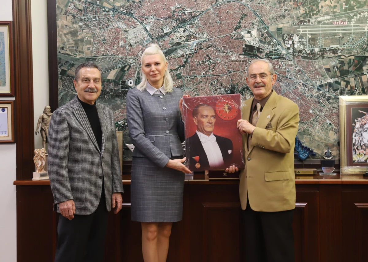 Bilecik Belediye Başkanvekili Melek Mızrak Subaşı, Eskişehir Büyükşehir Belediye Başkanı Yılmaz Büyükerşen\'i ziyaret etti