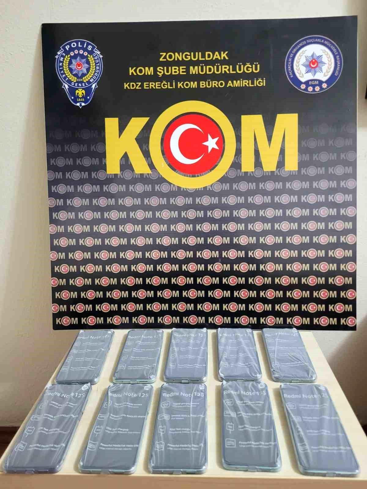Zonguldak polisi Ereğli\'de gümrük kaçağı cep telefonları ele geçirdi