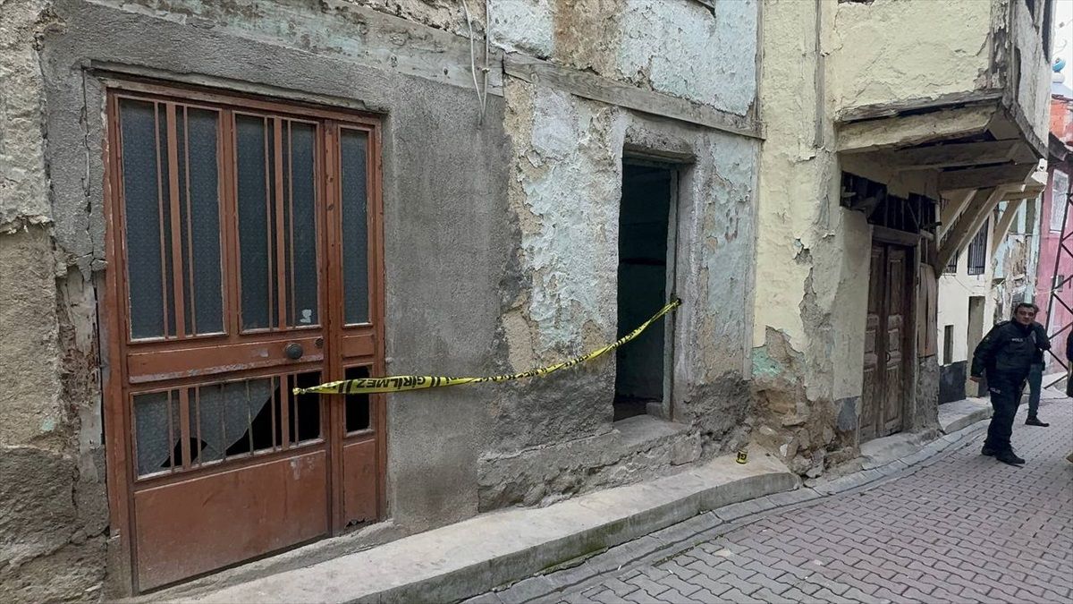 Afyonkarahisar\'da metruk binada bir kişi ölü bulundu
