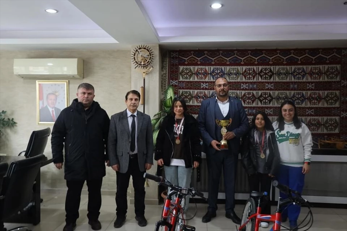 Afyonkarahisar\'da Masa Tenisi Şampiyonları Bisikletle Ödüllendirildi