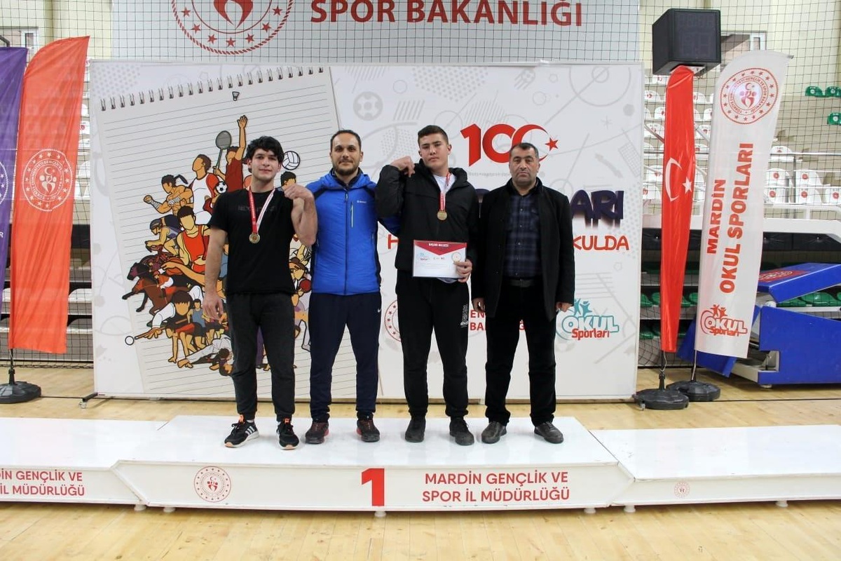 Ahlatlı öğrenci bilek güreşi yarışmasında birinci oldu