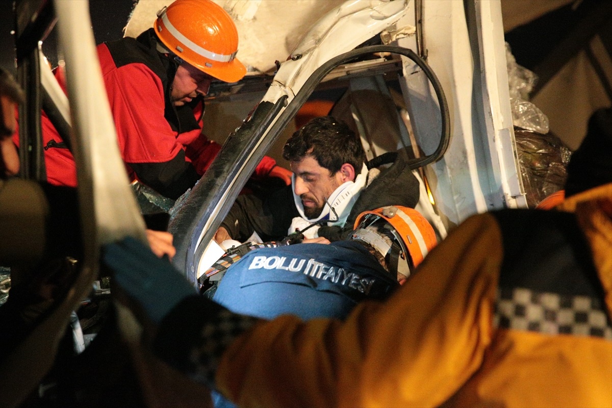 Anadolu Otoyolu\'nda Tır ve Kamyonet Çarpıştı: 1 Yaralı