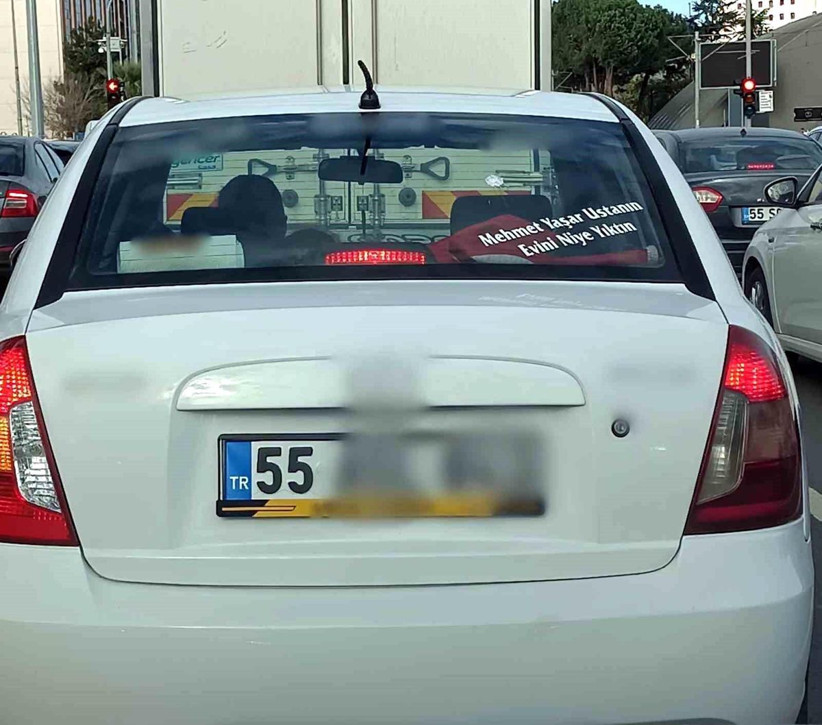 Samsun\'da Arabaların Arkasına Yazılan İlginç Yazılar