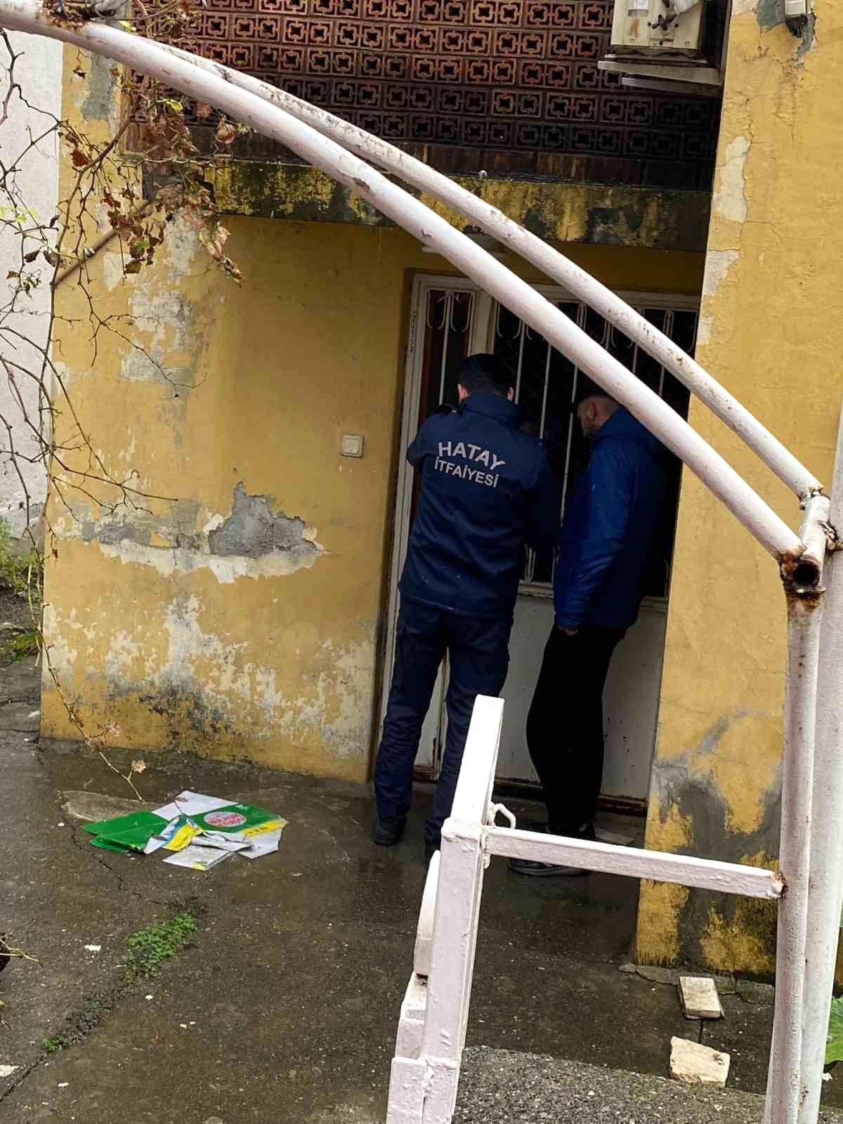 İtfaiye Ekipleri, Asma Kilidin Anahtarını Kaybeden Yaşlı Kadına Yardım Etti
