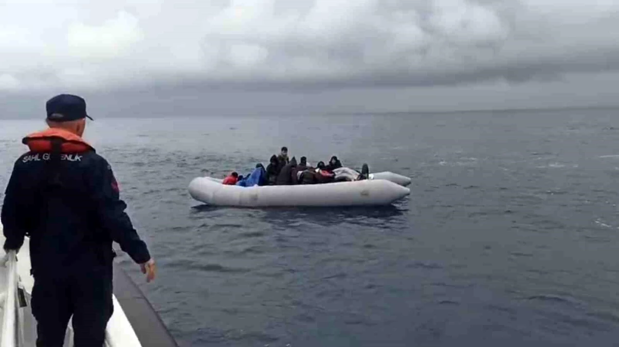 Kuşadası açıklarında lastik bot içerisindeki 33 düzensiz göçmen kurtarıldı