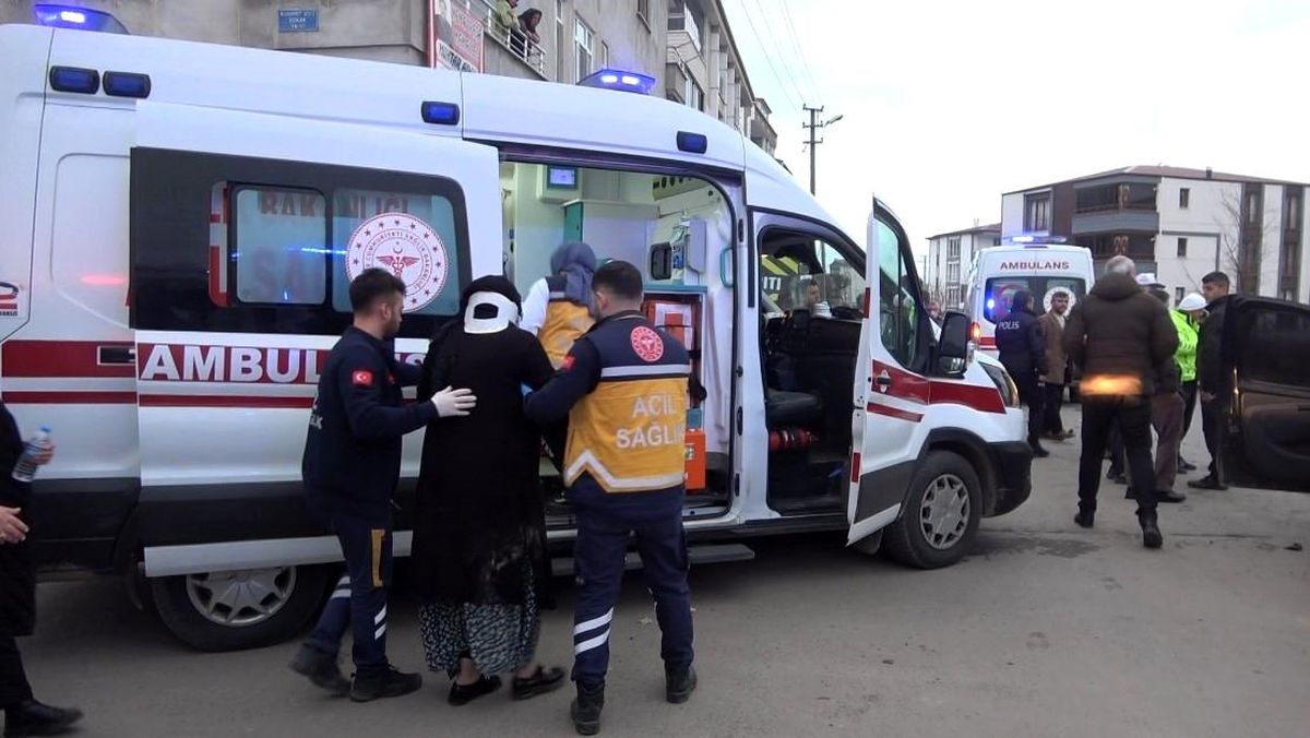 Samsun Bafra\'da Otomobil ile Hafif Ticari Araç Çarpıştı: 5 Yaralı