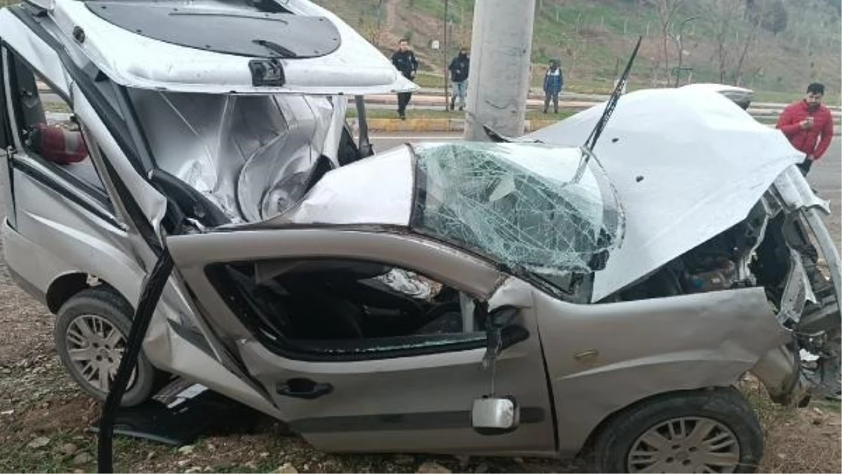 BATMAN\'da beton elektrik direğine çarpan araç sürücüsü hayatını kaybetti
