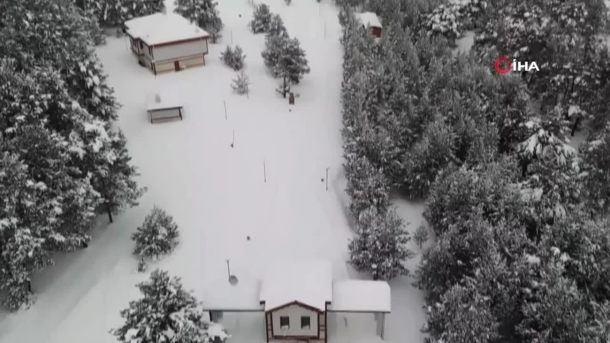 Beyaza bürünen Dumanlı Tabiat Parkı\'nda mest eden kar manzarası