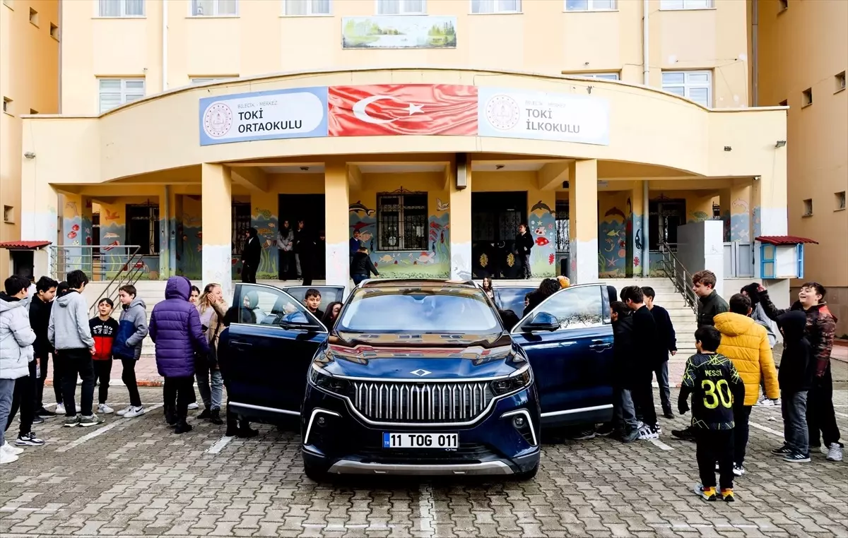 Bilecik Valisi Şefik Aygöl, öğrencilere verdiği yerli otomobili okula getirdi