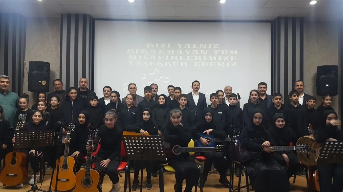 Bingöl\'ün Solhan ilçesinde köy okulu öğrencilerinin verdiği konser beğeniyle izlendi