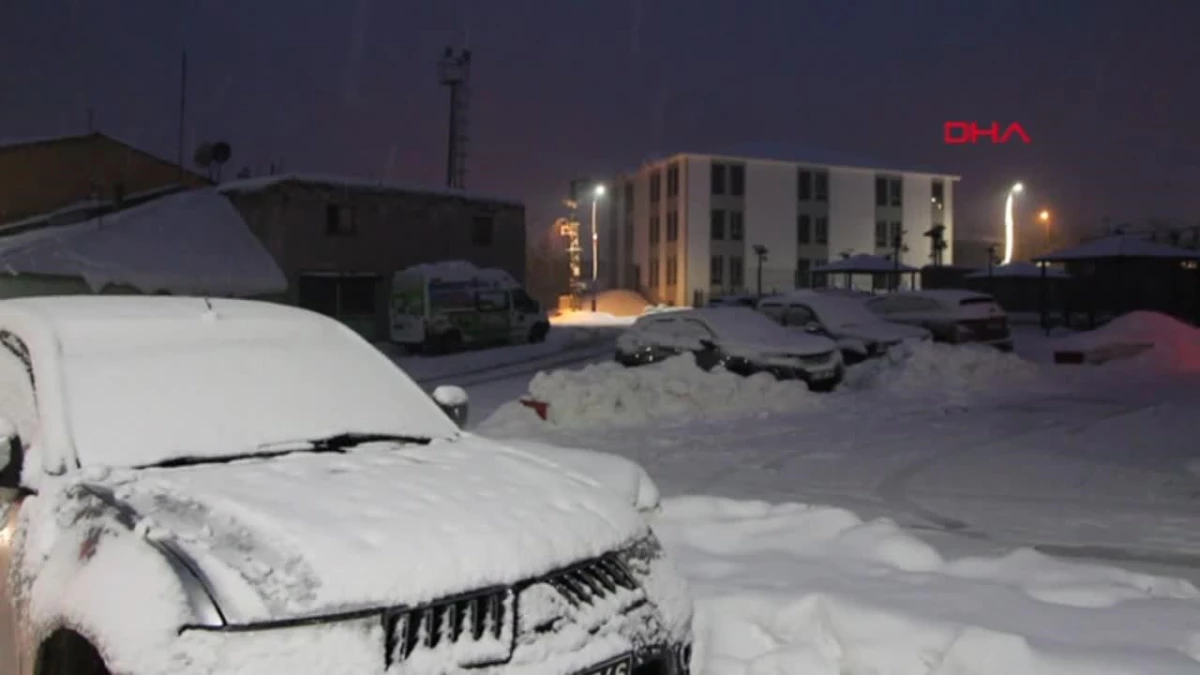 Karlıova\'da kar 4 metreyi geçti, iş makinesi gözden kayboldu