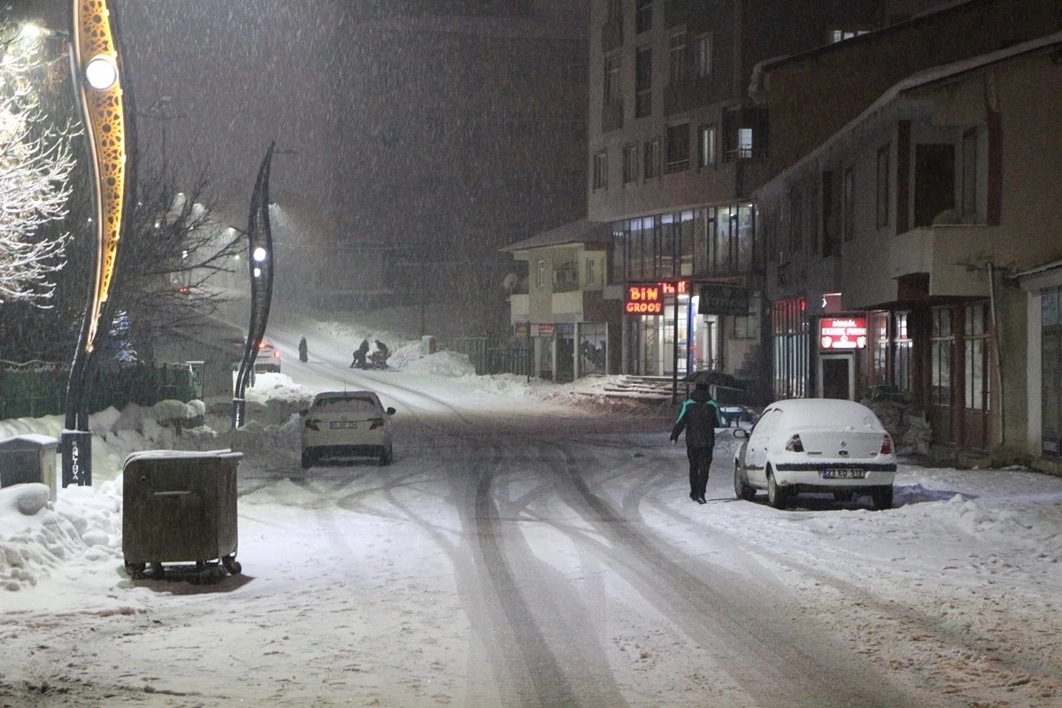 Bingöl\'ün Karlıova ilçesinde yoğun kar yağışı