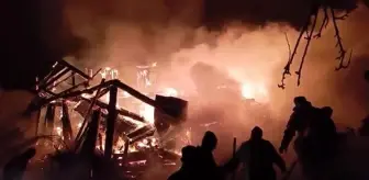 Bolu'nun Mengen ilçesinde çıkan yangında 3 katlı ahşap ev kullanılamaz hale geldi