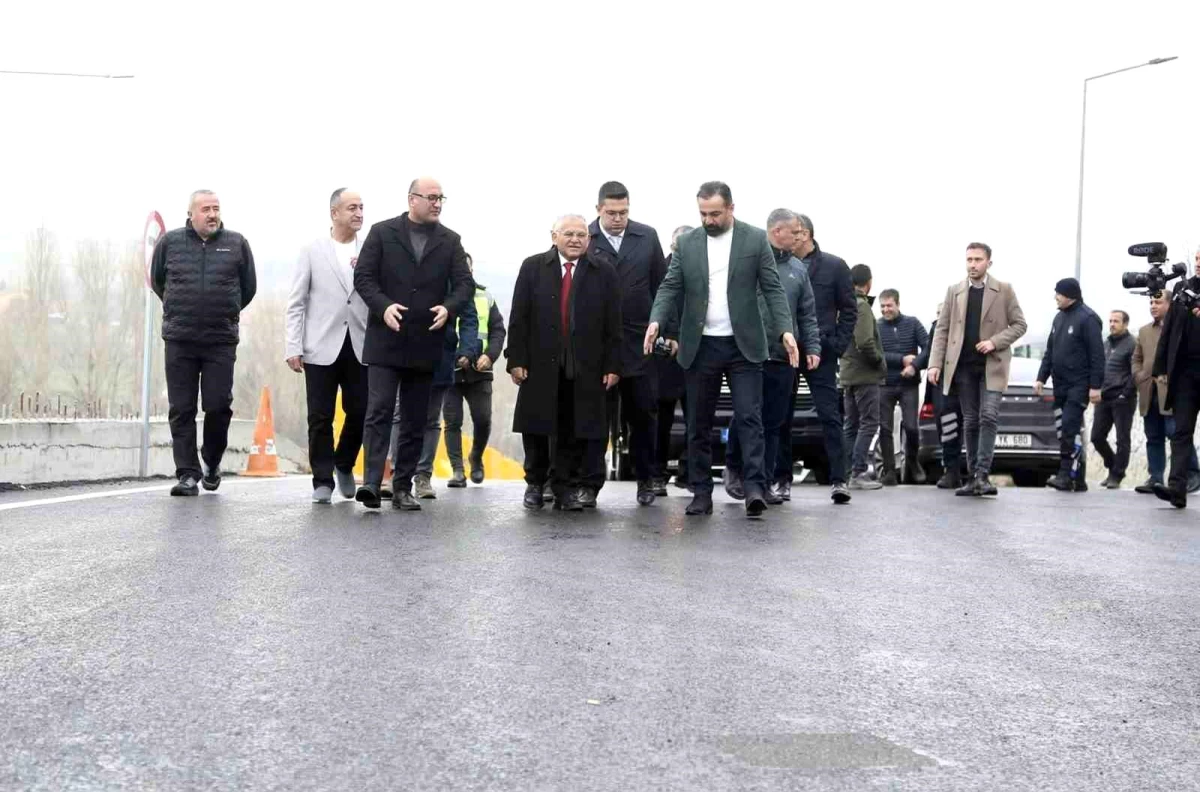 Kayseri Büyükşehir Belediyesi, Bünyan\'da Yol Düzenleme ve Sıcak Asfalt Çalışmalarını İnceledi