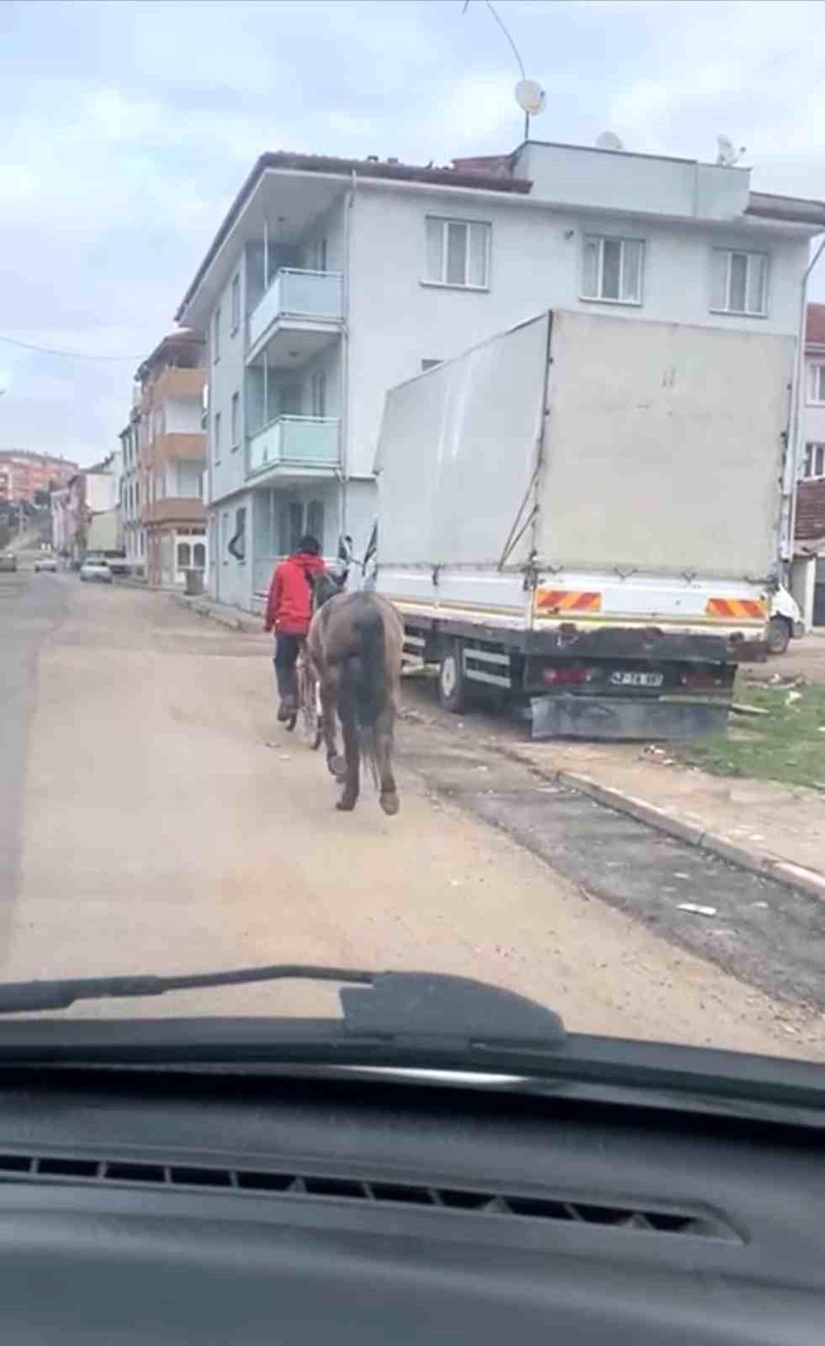 İnegöl\'de Bisikletine Atı Bağlayarak Götüren Şahıs Görüntülendi