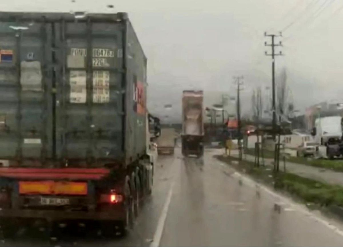 Bursa\'da damperi açık seyreden kamyon sürücüsü direği yıkadı