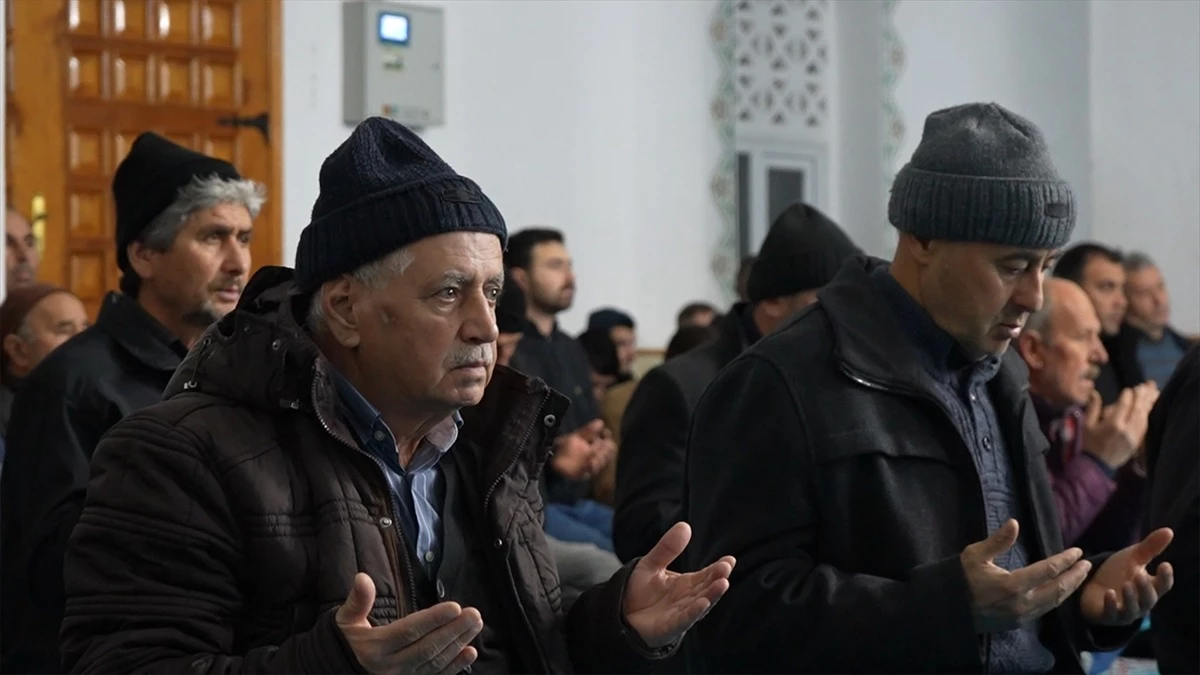 Bursa, Balıkesir ve Bilecik\'teki camilerde Regaip Kandili dualarla idrak edildi