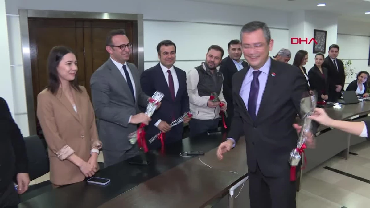 CHP Genel Başkanı Özgür Özel, gazetecilerin sendikalı olmasının önemini vurguladı
