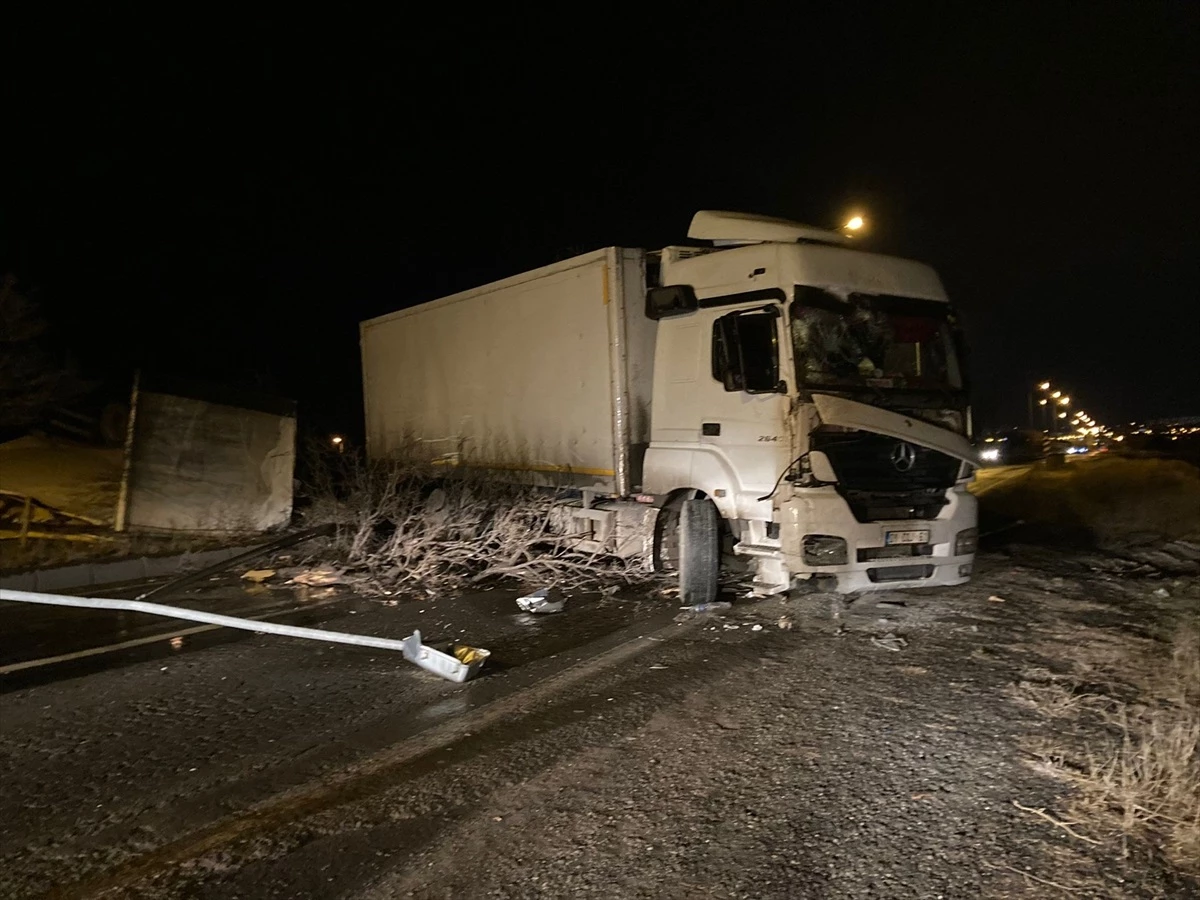 Kayseri-Niğde kara yolu kamyon devrilmesi nedeniyle trafiğe kapandı