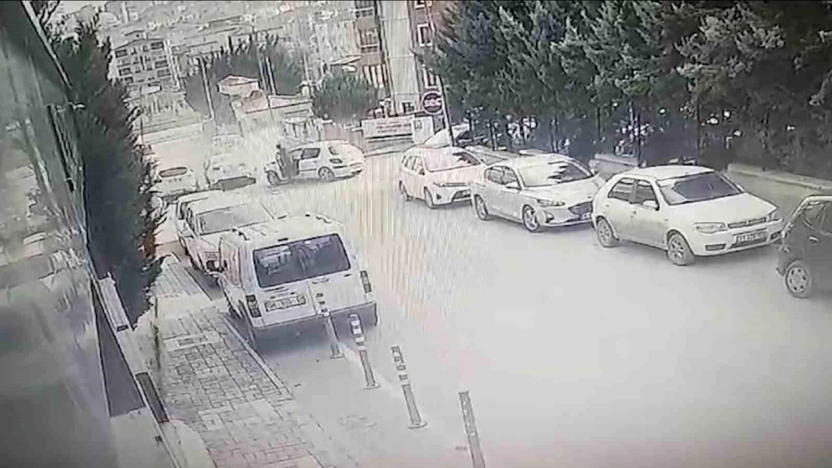 Kırıkkale\'de 3 aracın karıştığı kaza güvenlik kamerasına yansıdı