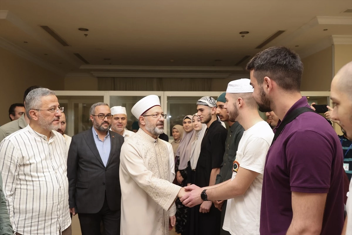 Diyanet İşleri Başkanı Ali Erbaş, Mekke\'de gençlerle bir araya geldi