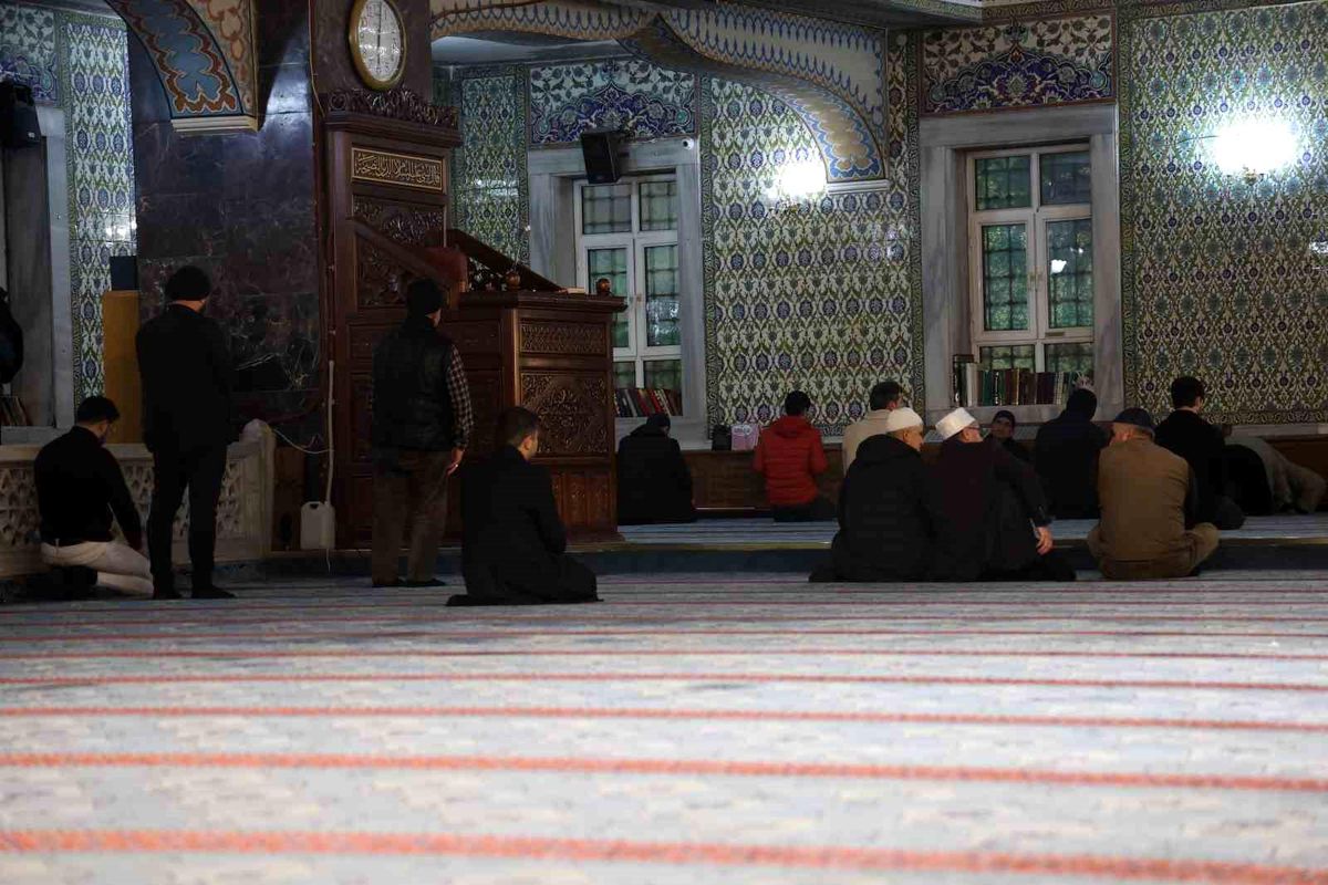 Elazığ\'da Regaip Kandili\'nde Dualar Edildi