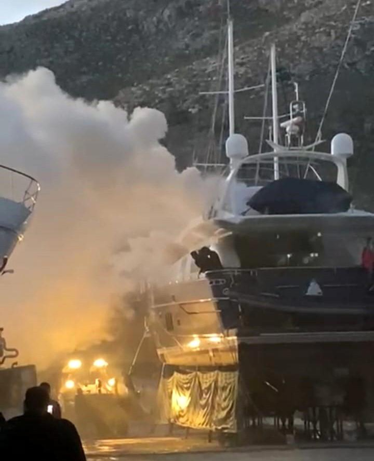 Marmaris\'te bir yatta çıkan yangın kısa sürede söndürüldü