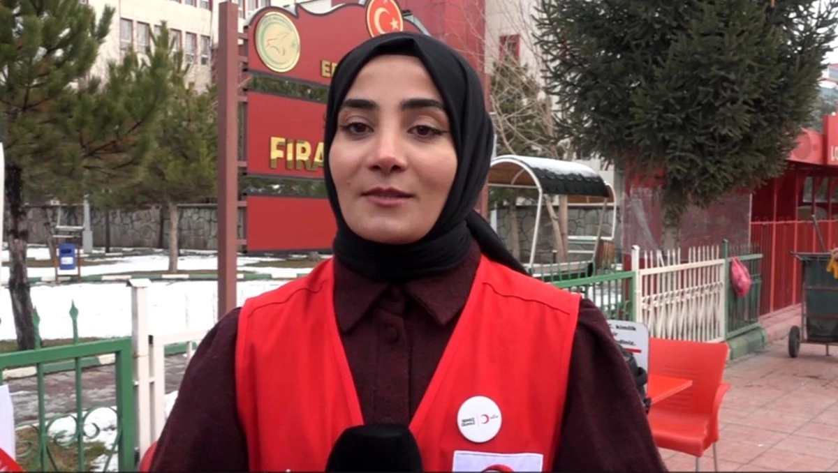 Vanlılar Türk Kızılayı\'nın kan bağışı kampanyasına destek verdi