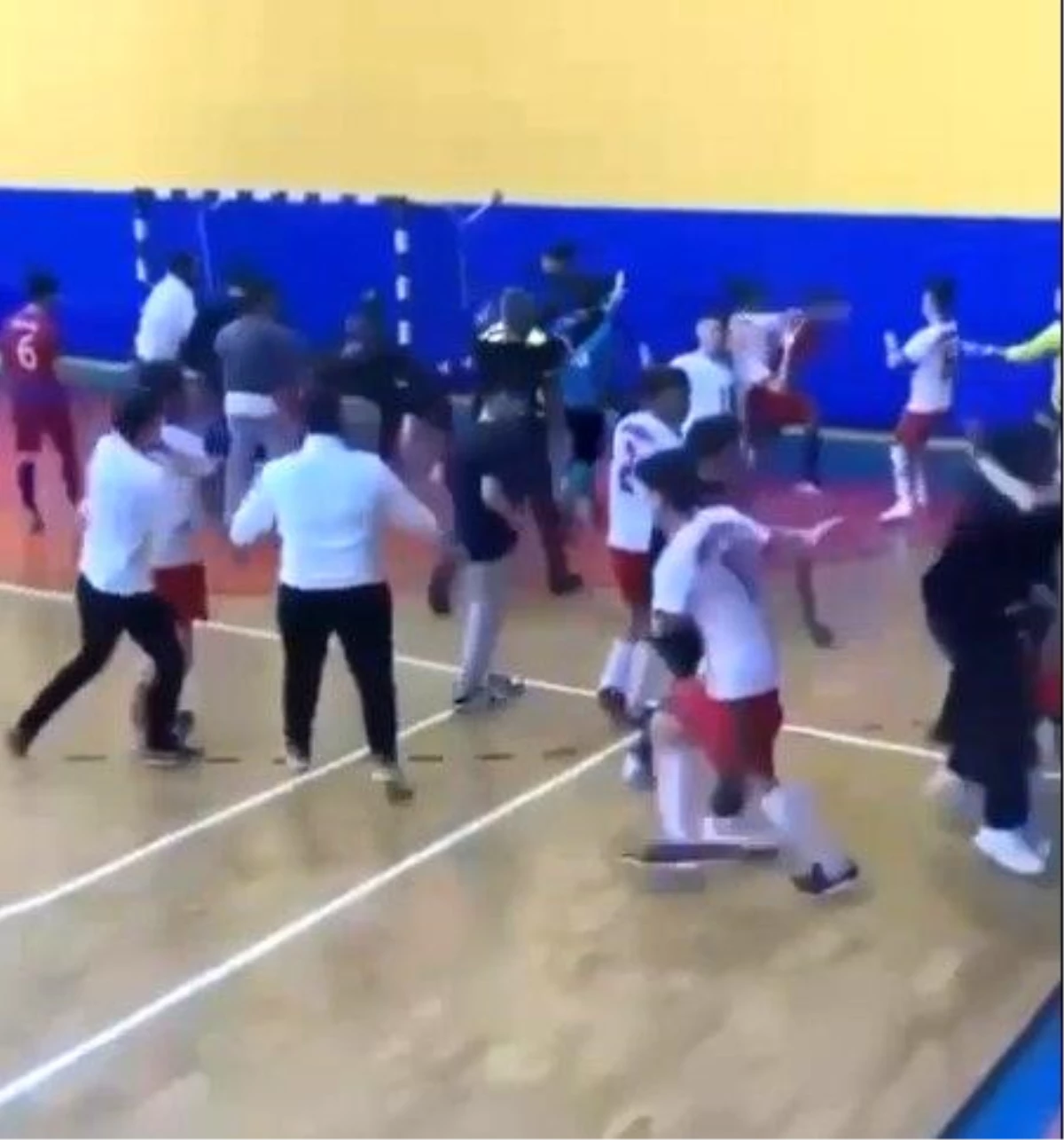 İzmir\'de futsal maçında taraftarlarla oyuncular arasında kavga çıktı