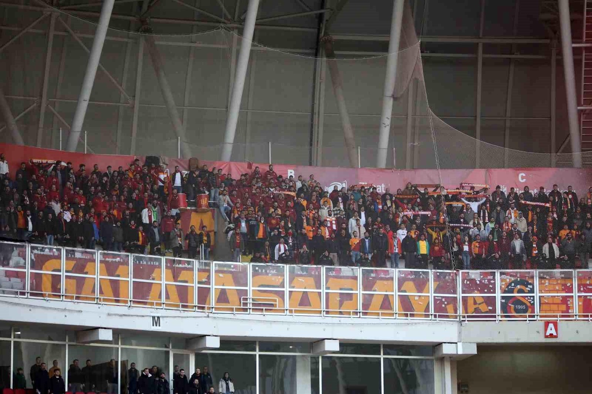 Galatasaray Taraftarı Sivasspor Maçında Takımlarını Yalnız Bırakmadı