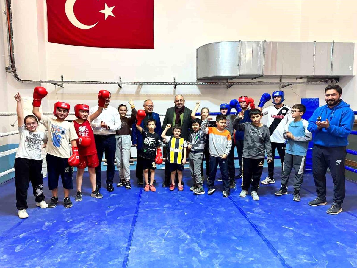 Afyonkarahisar\'da Gençler Ferdi Boks İl Seçmeleri Tamamlandı