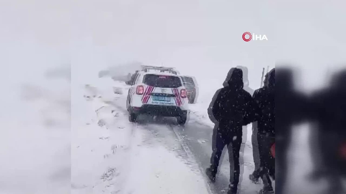 Hakkari\'de kar esareti: Yüksekova-Şemdinli karayolunda çok sayıda araç mahsur kaldı