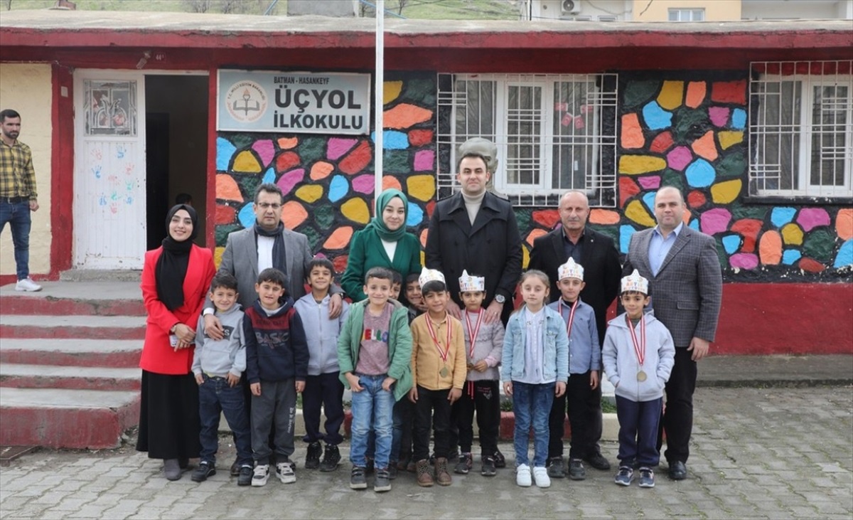 Hasankeyf Kaymakamı Mehmet Ali İmrak, Üçyol İlkokulunu ziyaret etti