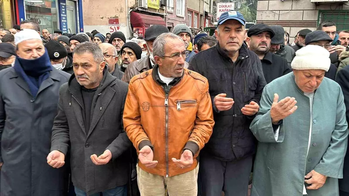 Kemerburgaz\'da bıçaklanarak öldürülen temizlik personeli son yolculuğuna uğurlandı