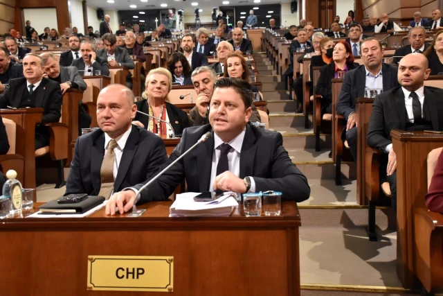 CHP'li Beşiktaş Meclis Üyesi, AK Partili Belediye Başkanlarını Tebrik Edince Tepki Gördü