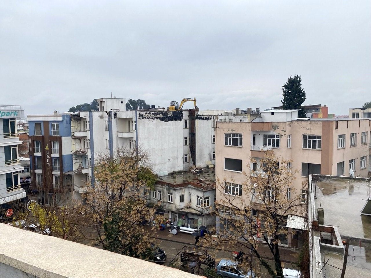 Adıyaman\'da ağır hasarlı binanın yıkımı üstten başladı