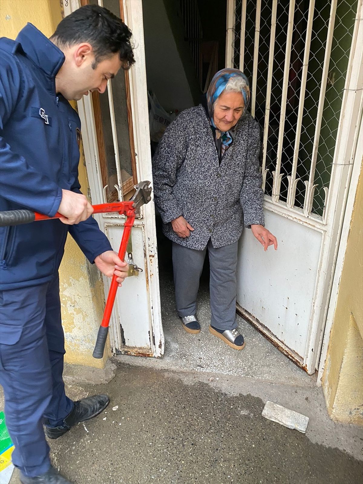 İskenderun\'da Mahsur Kalan Yaşlı Kadına İtfaiye Yardımı