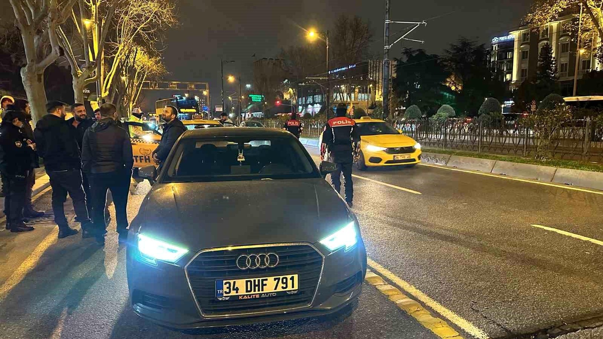 İstanbul\'da Huzur Uygulaması: Araçlar Didik Didik Arandı