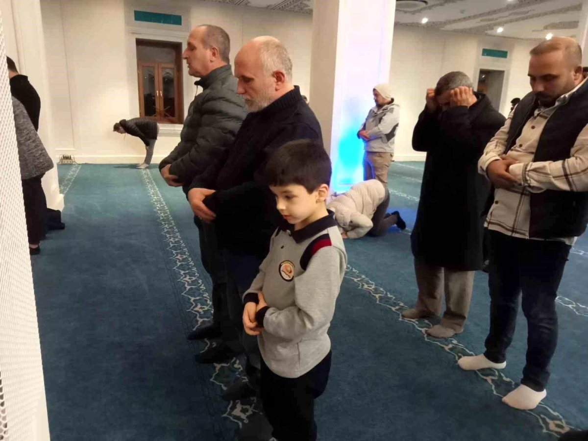 İzmir\'de Regaip Kandili\'nde dualar Filistin halkı için yapıldı