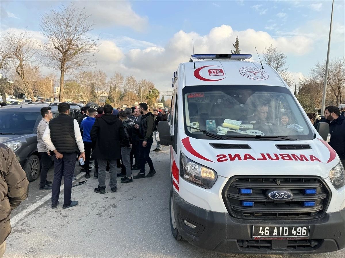 Kahramanmaraş\'ta 3 Otomobil ve 1 Hafif Ticari Araç Karıştığı Kazada 3 Kişi Yaralandı