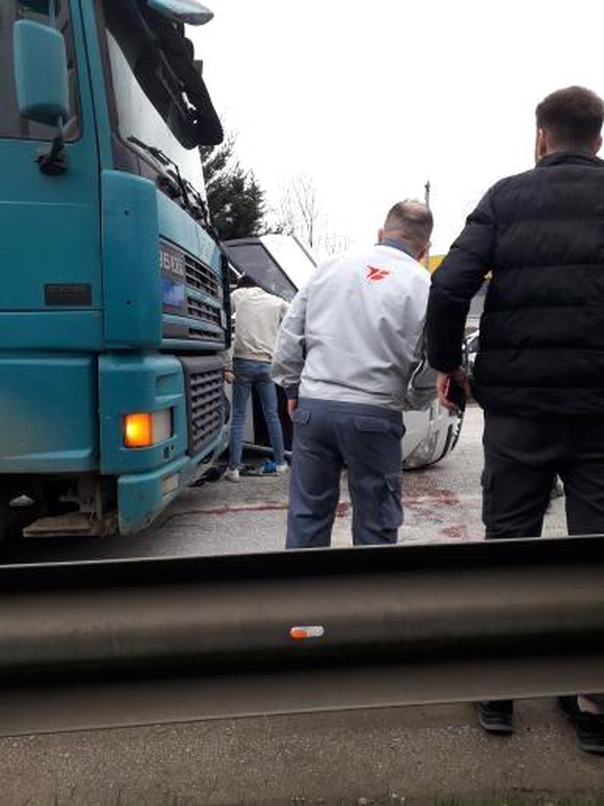 Düzce\'de kamyon ile çarpışan otomobil yan yattı, sürücü kazayı yara almadan atlattı