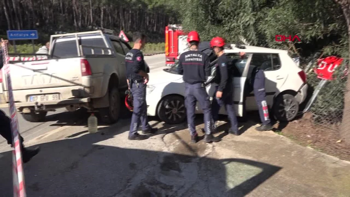 Antalya\'da kamyonet ile çarpışan otomobildeki Kazakistan uyruklu kadın hayatını kaybetti